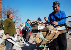 廣東老板開(kāi)超市，利用“廢品回收”，年賺80萬(wàn)，玩的就是套路